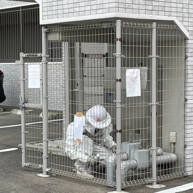 薬剤散布による蜂駆除